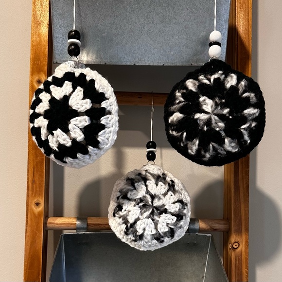 Hand knit/crochet Christmas, black-and-white granny, style baubles, set of 3 New - Picture 2 of 8